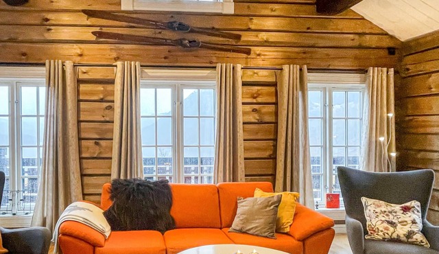 Spacious, pretty log cabin with sauna and fantastic panoramic view of the mountainous surroundings.
