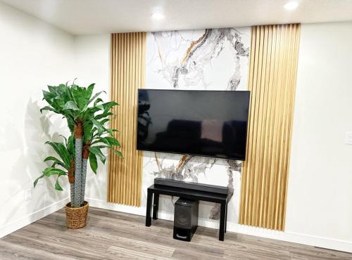 Spacious Private 1-Bedroom Basement Suite in Calgary with Self Check-in