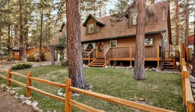 Spacious, Private 3 bedroom Chalet with Hot Tub!