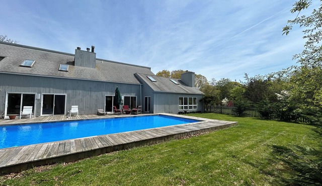 Spacious private 5-bedroom house in perfect Southampton for your getaway