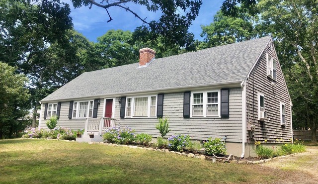 SPACIOUS & PRIVATE 6 BEDRM HOME CLOSE TO THE OCEAN & BIKE PATH!