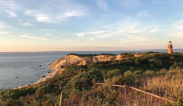 Spacious private Aquinnah home, walk to lighthouse and cliff overlook