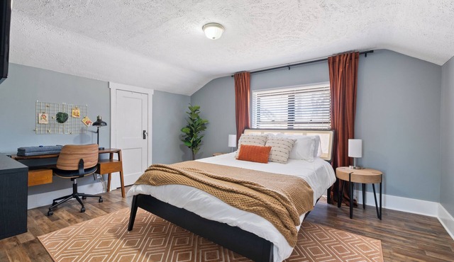 Spacious, Private Bedroom Prime Location Near UNMC/Blackstone - Shared House