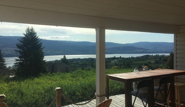 Spacious private guest suite with spectacular views 5 min to beach