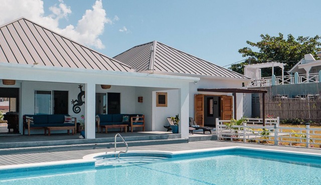 Spacious Private 4 bedroom Seaside Villa with Pool and Chef