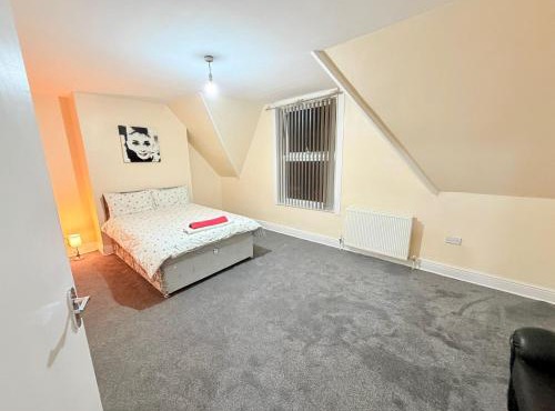 Spacious Private Room Walk to Station & Football Stadium Self Check-in, Quiet Area