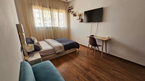 Spacious Private Room next to the airport