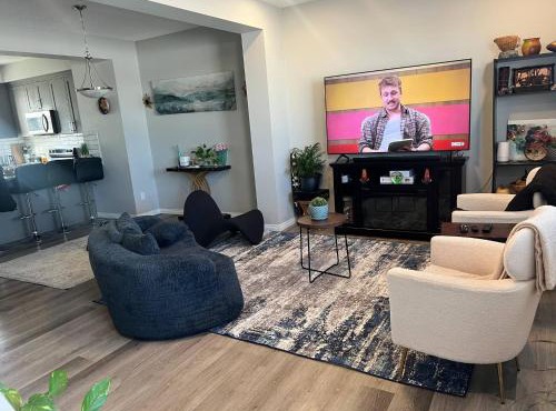 Spacious Private Room with TV, WiFi and Fridge