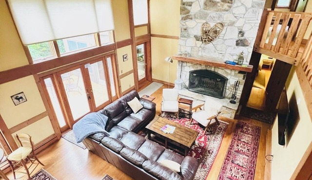 Spacious + Private Ski Lodge on 20+ Acres - 10 min to Stratton, 5 min to Bromley