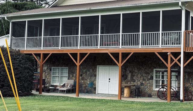 Spacious Private Suite minutes from downtown
