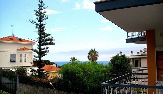Spacious, quiet and bright vintage apartment overlooking the sea and mountains