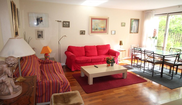 Spacious, quiet family flat with terrace and parking in the 18th Montmatre