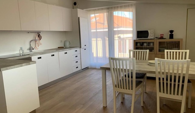Spacious, quiet and bright apartment close to:Fairs Airports Center MI