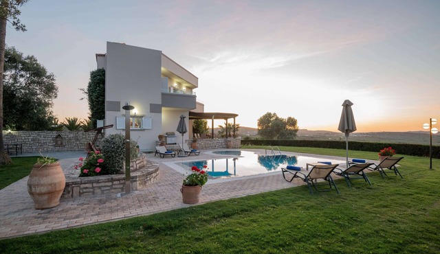 Spacious & quiet viIla with private pool, bbq and breathtaking view!