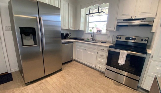 Spacious Ranch Home Near Airport