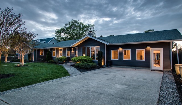 Spacious Ranch Style House W/Hot Tub, Fireplace, and Game Room