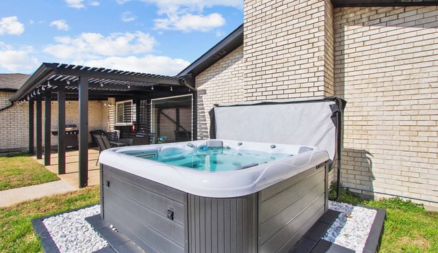 Spacious Ranch Style home in The Colony! Pool, Hot Tub & More!