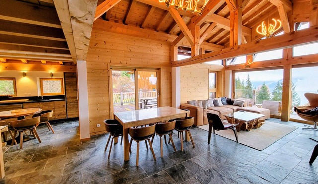 Spacious Renovated Chalet · Terrace · Sleeps 10 · Free Wifi
