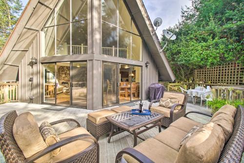 Spacious Redwood Retreat w/Hidden Hot Tub