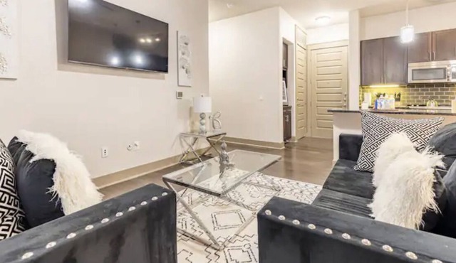 Spacious, Relaxed retreat with Tylaco. Minutes away from the cities attractions!