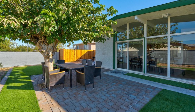Spacious Remodeled Retreat Haven: Landscaped, King Beds, Desks, BBQ, Games, TVs