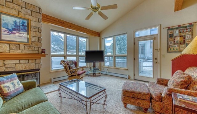 Spacious resort home w/private garage, hot tub & laundry. Bus to slope