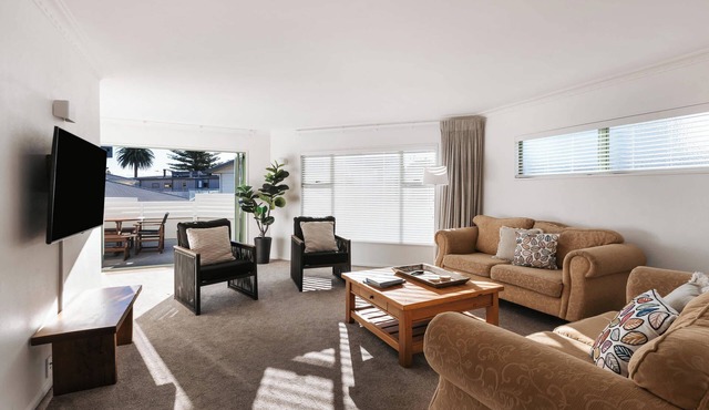 Spacious Retreat Steps to Beach, Shops & Hot Pools