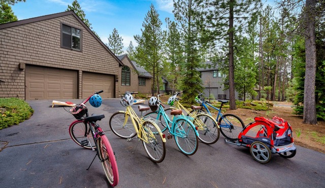 Spacious retreat 4BR | AC, SHARC, Hot Tub, Games, Grill, Pets, Fireplace