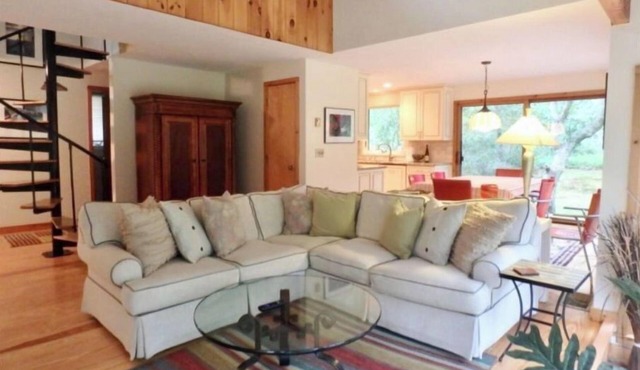 Spacious Retreat. Close to beach & bike trails. AC, deck & outdoor shower