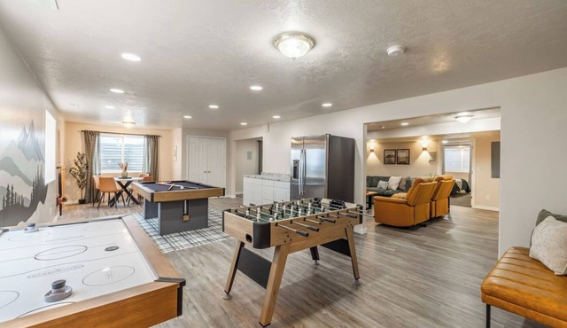 Spacious Retreat - Game Room, Theatre, Sauna, BBQ