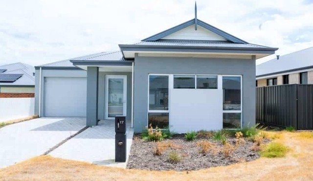 Spacious Ridgewood House: Modern Kitchen, Large Bedrooms with Large Bathrooms Attached
