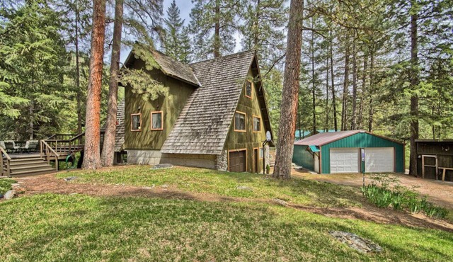 Spacious riverfront home near Leavenworth with beach - dog-friendly
