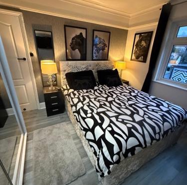 Spacious room and single with non-en-suite private bathroom