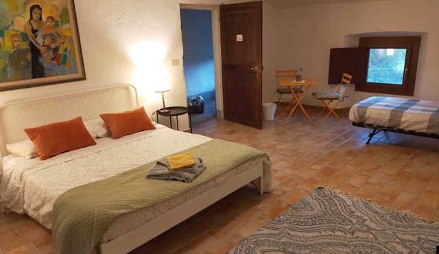 Spacious room in a 18th-century farmahouse with parking and wi-fi