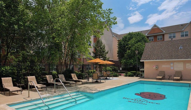 Spacious Room w/Kitchenette & Complimentary Breakfast | Free Airport Shuttle
