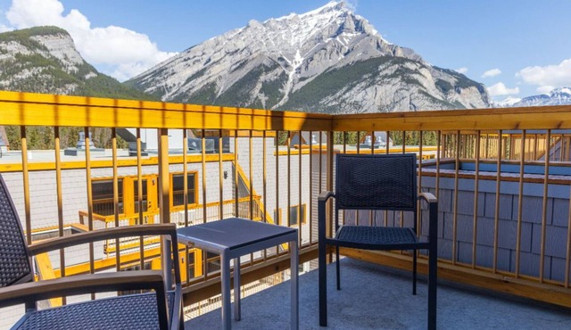 Spacious Room w/Mountain View + Private Balcony