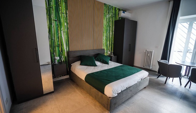 Spacious room with breakfast included, close to the Colosseum!