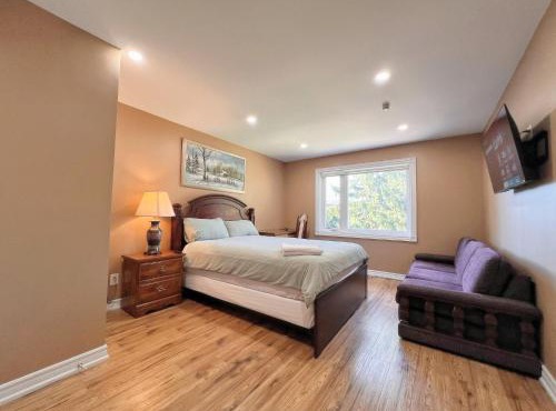 Spacious Rooms with Bath Near Wonderland & Vaughan Mills Mall