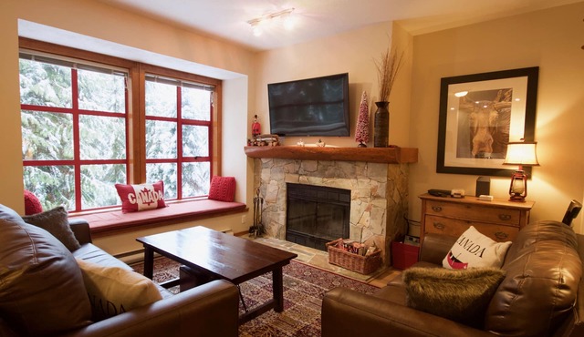 Spacious Rustic Whistler Retreat at the Woods