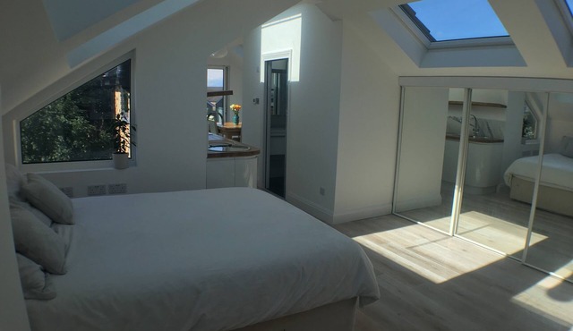 Spacious self-contained loft apartment w/kitchen