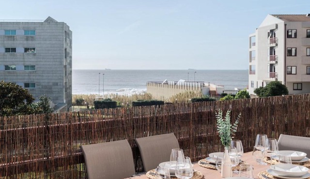 Spacious Seafront Residence - Family Friendly