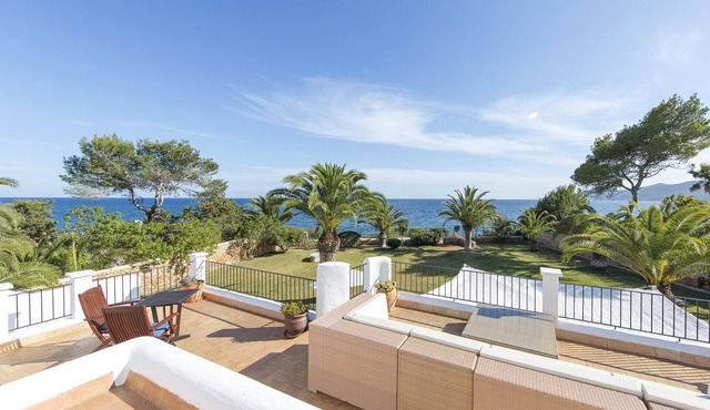 Spacious Seafront Villa with Pool 10+ Guests - walk to beaches - majestic views