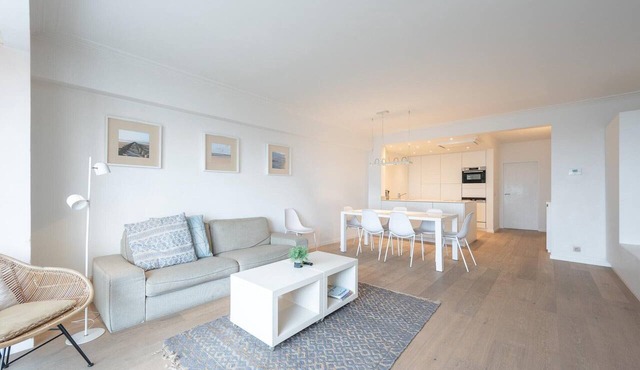 Spacious Seaside Apartment