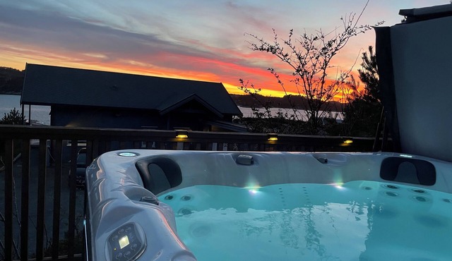 Spacious seaside cabin with hot tub and sauna – sleeps 11