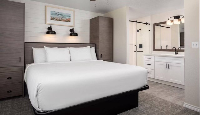Spacious Seaside Escape! Kitchen, Dining & Sports Courts | Near Galveston Beach