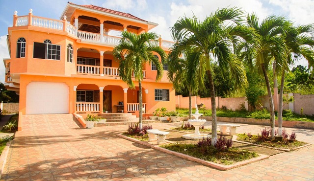 Spacious Seaside Retreat with Breathtaking Views & Grand Design - Near Ocho Rios