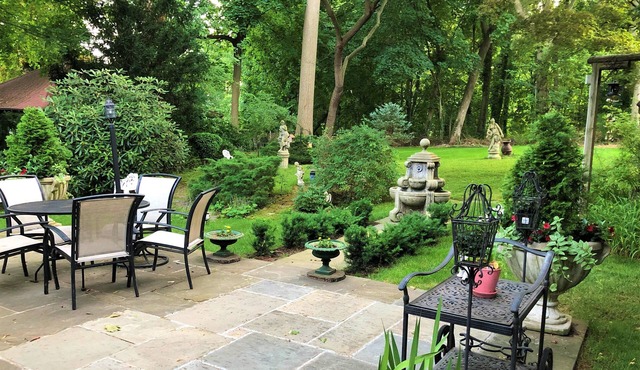 Spacious, secluded, unique Carriage House close to NYC and beach!
