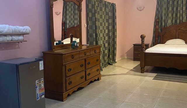 Spacious self contained room with wifi, a kitchenette and jacuzzi
