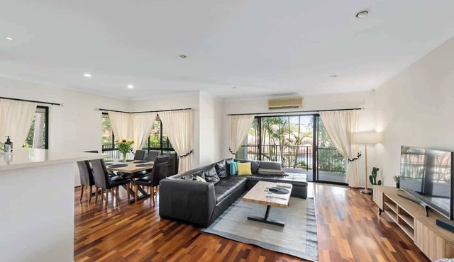 Spacious & Serene! 3Bed/2Bath/2+Cars ~ House