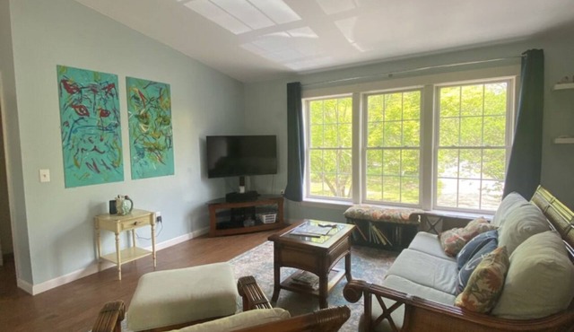 Spacious, Serene Guesthouse close to RI beaches, URI & southcounty destinations!